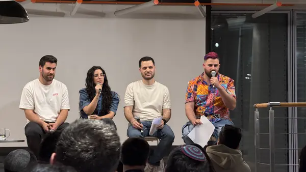 פאנל של ארבעה דוברים והקהל שמקשיב, מיטאפ ב-WSC Sports, מאי 2026
