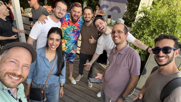 נטוורקינג על הגג לפני המיטאפ ב-Connecteam, יולי 2026