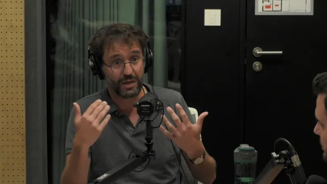 תמונת כריכה לפרק פרק {20} = מניהול לפיתוח ובחזרה - על מעברים בקריירה עם אמיר בן ארי