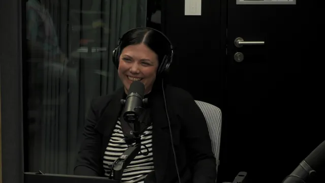 תמונת כריכה לפרק פרק {44} = למה הרצאה אחת שווה יותר מ-1000 שורות קוד? - מורן וובר 