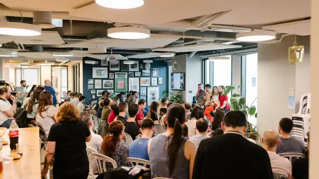 תמונת כריכה לפרק פרק {30} = לייב במיטאפ! חוש עסקי למפתחים עם תומר בריסקר